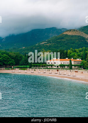 Le parc, la Villa Milocer, Reine de la plage. Près de l'île de Sveti Stefan au Monténégro. Banque D'Images