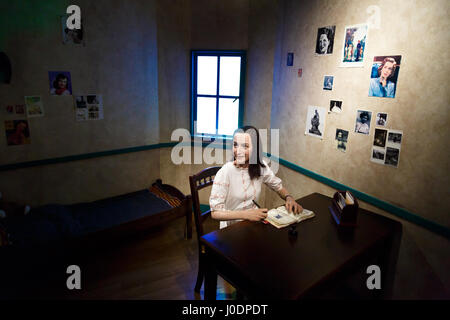 AMSTERDAM, Pays-Bas - 02 juillet 2016 : Anne Frank figure en musée de cire Madame Tussauds à Amsterdam. Madame Tussauds Museum est l'un des plus populaires Banque D'Images