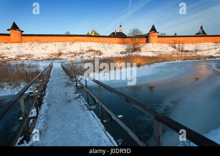 Paysage d'hiver au début frosty matin à Souzdal. Pont de bois sur la rivière Kamenka sur l'arrière-plan des temples et bâtiments de la K Banque D'Images