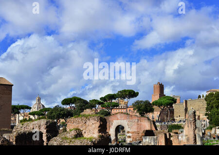 Beaux nuages au-dessus et le Forum impérial romain, dans le centre de Rome Banque D'Images