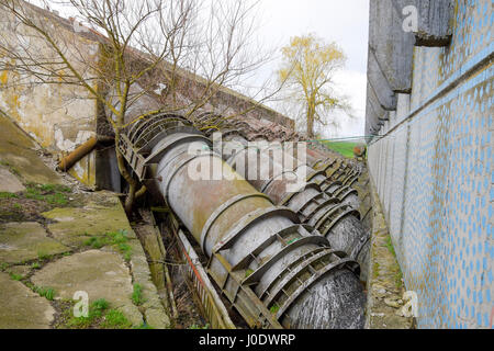 Tuyaux de sortie d'une station de pompage d'eau. Des tuyaux de grand diamètre. Banque D'Images