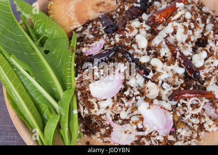 Les Œufs de fourmis avec des herbes Salade épicée sur fond de bois Banque D'Images