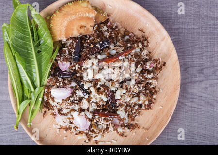 Les Œufs de fourmis avec des herbes Salade épicée sur fond de bois Banque D'Images