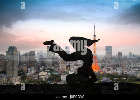 Double exposition de Silhouette yoga woman contre la ville de Tokyo au coucher du soleil Banque D'Images