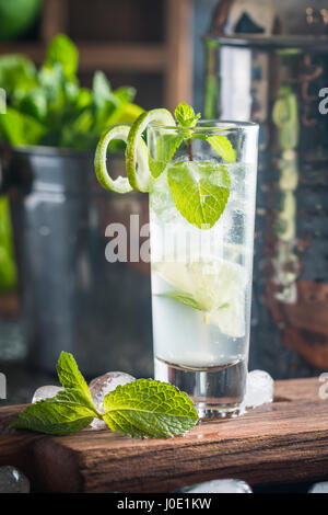 Cocktail à la Menthe et citron vert en bref sur fond noir en verre foncé Banque D'Images