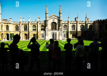 Silhouette incroyable de personnes visitant Corpus Christi College de Cambridge, avec vue sur la nouvelle cour dans le soleil de l'été Banque D'Images