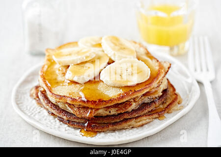 Pancakes à la banane le sirop d'érable Banque D'Images