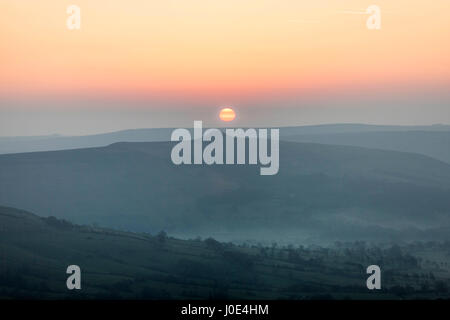 Lever de soleil sur Mam Tor , près de Castleton , , Derbyshire Peak District. Vue depuis le haut de Mam Tor à la vallée en espoir. Banque D'Images