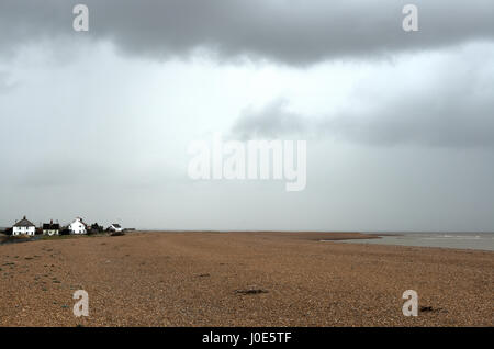 Nuages de pluie sur la rue du bardeau, Suffolk, Angleterre. Banque D'Images