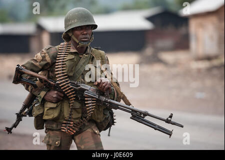 Un soldat des FARDC au cours d'opérations contre la milice M23 près de Goma, est de la République démocratique du Congo (RDC) Banque D'Images