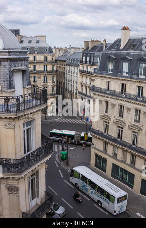 Vue de Normandie le Chantier, rue de l'Échelle, de la circulation en contrebas et de nombreux appartements avec balcon à Paris, France Banque D'Images