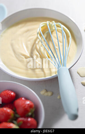 Crème anglaise faite maison avec des fraises fraîches Banque D'Images