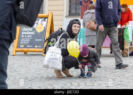 Jeune mère célibataire avec enfant fille écouter street musician sur marché dans Brno, République Tchèque Banque D'Images