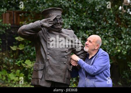 Sculpteur sur Barnsley Graham Ibbeson avec une sculpture qu'il a faite du comédien Benny Hill. Banque D'Images