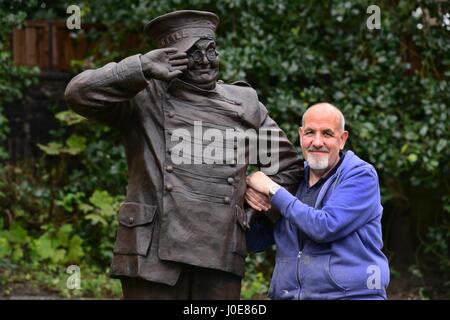 Sculpteur sur Barnsley Graham Ibbeson avec une sculpture qu'il a faite du comédien Benny Hill. Banque D'Images