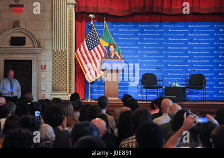 New York, États-Unis. Apr 11, 2017. Ancien président Dilma Rousseff donne une conférence sur la démocratie à l'université de Columbia à New York. Dilma n'a un degré dans l'United States visiter plusieurs universités d'Amérique. Credit : Luiz Roberto Lima/Pacific Press/Alamy Live News Banque D'Images