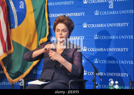 New York, États-Unis. Apr 11, 2017. Ancien président Dilma Rousseff donne une conférence sur la démocratie à l'université de Columbia à New York. Dilma n'a un degré dans l'United States visiter plusieurs universités d'Amérique. Credit : Luiz Roberto Lima/Pacific Press/Alamy Live News Banque D'Images