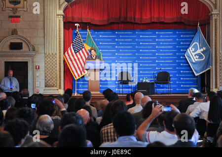 New York, États-Unis. Apr 11, 2017. Ancien président Dilma Rousseff donne une conférence sur la démocratie à l'université de Columbia à New York. Dilma n'a un degré dans l'United States visiter plusieurs universités d'Amérique. Credit : Luiz Roberto Lima/Pacific Press/Alamy Live News Banque D'Images