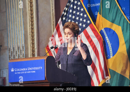 New York, États-Unis. Apr 11, 2017. Ancien président Dilma Rousseff donne une conférence sur la démocratie à l'université de Columbia à New York. Dilma n'a un degré dans l'United States visiter plusieurs universités d'Amérique. Credit : Luiz Roberto Lima/Pacific Press/Alamy Live News Banque D'Images