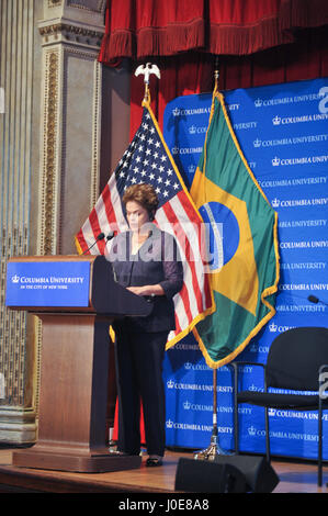 New York, États-Unis. Apr 11, 2017. Ancien président Dilma Rousseff donne une conférence sur la démocratie à l'université de Columbia à New York. Dilma n'a un degré dans l'United States visiter plusieurs universités d'Amérique. Credit : Luiz Roberto Lima/Pacific Press/Alamy Live News Banque D'Images