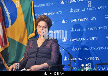 New York, États-Unis. Apr 11, 2017. Ancien président Dilma Rousseff donne une conférence sur la démocratie à l'université de Columbia à New York. Dilma n'a un degré dans l'United States visiter plusieurs universités d'Amérique. Credit : Luiz Roberto Lima/Pacific Press/Alamy Live News Banque D'Images