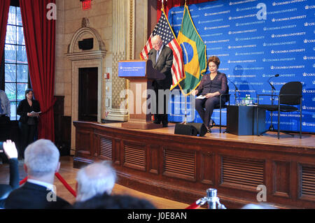 New York, États-Unis. Apr 11, 2017. Ancien président Dilma Rousseff donne une conférence sur la démocratie à l'université de Columbia à New York. Dilma n'a un degré dans l'United States visiter plusieurs universités d'Amérique. Credit : Luiz Roberto Lima/Pacific Press/Alamy Live News Banque D'Images