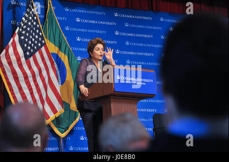 New York, États-Unis. Apr 11, 2017. Ancien président Dilma Rousseff donne une conférence sur la démocratie à l'université de Columbia à New York. Dilma n'a un degré dans l'United States visiter plusieurs universités d'Amérique. Credit : Luiz Roberto Lima/Pacific Press/Alamy Live News Banque D'Images