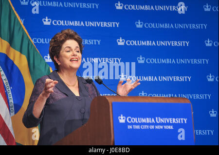 New York, États-Unis. Apr 11, 2017. Ancien président Dilma Rousseff donne une conférence sur la démocratie à l'université de Columbia à New York. Dilma n'a un degré dans l'United States visiter plusieurs universités d'Amérique. Credit : Luiz Roberto Lima/Pacific Press/Alamy Live News Banque D'Images