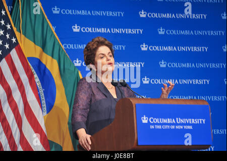 New York, États-Unis. Apr 11, 2017. Ancien président Dilma Rousseff donne une conférence sur la démocratie à l'université de Columbia à New York. Dilma n'a un degré dans l'United States visiter plusieurs universités d'Amérique. Credit : Luiz Roberto Lima/Pacific Press/Alamy Live News Banque D'Images