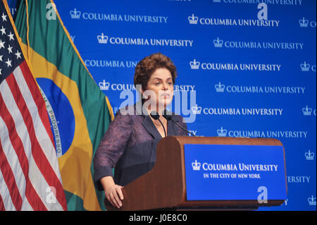 New York, États-Unis. Apr 11, 2017. Ancien président Dilma Rousseff donne une conférence sur la démocratie à l'université de Columbia à New York. Dilma n'a un degré dans l'United States visiter plusieurs universités d'Amérique. Credit : Luiz Roberto Lima/Pacific Press/Alamy Live News Banque D'Images