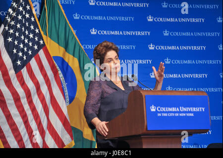 New York, États-Unis. Apr 11, 2017. Ancien président Dilma Rousseff donne une conférence sur la démocratie à l'université de Columbia à New York. Dilma n'a un degré dans l'United States visiter plusieurs universités d'Amérique. Credit : Luiz Roberto Lima/Pacific Press/Alamy Live News Banque D'Images