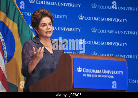 New York, États-Unis. Apr 11, 2017. Ancien président Dilma Rousseff donne une conférence sur la démocratie à l'université de Columbia à New York. Dilma n'a un degré dans l'United States visiter plusieurs universités d'Amérique. Credit : Luiz Roberto Lima/Pacific Press/Alamy Live News Banque D'Images