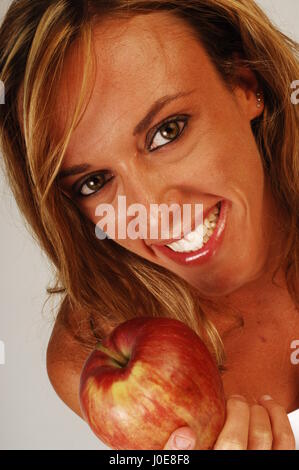 Femme mangeant une pomme Banque D'Images