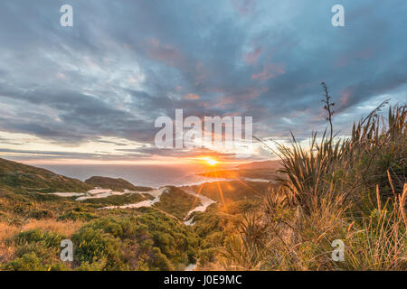Coucher de soleil sur la mer, les dunes, la baie de phlébotome, Dunedin, Otago, péninsule d'Otago, Southland, Nouvelle-Zélande Banque D'Images