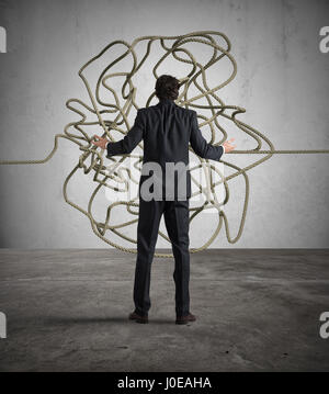 Businessman résout l'enchevêtrement Banque D'Images