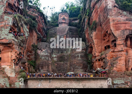 Chengdu, Chine, le 3 avril 2017 Le Grand Bouddha de Leshan est une 71 mètres, 233 ft grands statue en pierre. Construit entre 713 et 803 durant la dynastie Tang. Il Banque D'Images