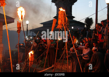 Aishmuqam, au Cachemire. Apr 11, 2017. Les musulmans du Cachemire maintenir la combustion des torches à l'extérieur de la grotte sanctuaire de Sakhi Zain-ud-Din Wali, un saint soufi, lors d'un festival annuel dans Aishmuqam torche, 75 km (48 miles) au sud de Srinagar, 11 avril, 2017. Des milliers de musulmans du Cachemire qui croient dans le soufisme foule au sanctuaire de Wali pour célébrer le festival annuel flambeau qui symbolise la fin de l'hiver long et le début de la nouvelle saison de semailles. (Photo par : Muneeb ul Islam/Pacific Press) Credit : PACIFIC PRESS/Alamy Live News Banque D'Images