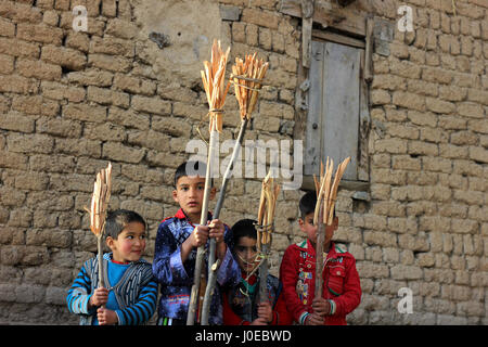 Aishmuqam, au Cachemire. Apr 11, 2017. Cachemiris, Children's détient les torches non brûlés à l'extérieur de la grotte sanctuaire de Sakhi Zain-ud-Din Wali, un saint soufi, lors d'un festival annuel dans Aishmuqam torche, 75 km (47 miles) au sud de Srinagar. Des milliers de musulmans du Cachemire qui croient dans le soufisme foule au sanctuaire de Wali pour célébrer le festival annuel flambeau qui symbolise la fin de l'hiver long et le début de la nouvelle saison de semis . (Photo par : Muneeb ul Islam/Pacific Press) Credit : PACIFIC PRESS/Alamy Live News Banque D'Images