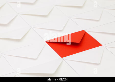 La composition avec des enveloppes blanches et une enveloppe rouge sur la table. Banque D'Images