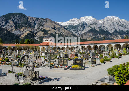 La ville historique de Hall en Tyrol possède un riche patrimoine de la frappe. Ici le cimetière Hall avec le Karwendel dans le dos Banque D'Images