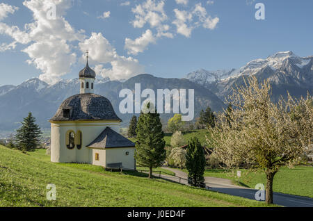 Cette église là-haut, dans la vallée de l'Inn est nommé d'après saint François Borgia, le petit-fils du pape Alexandre VI. Banque D'Images