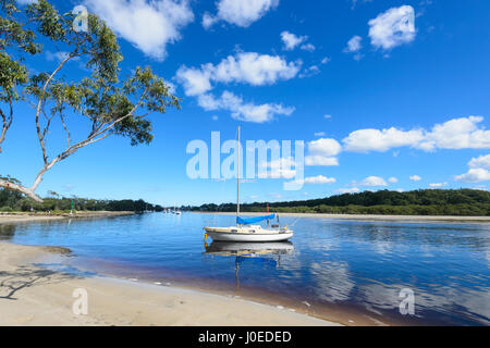 Bateau à voile amarré dans Currambene Creek, Huskisson, Côte Sud, New South Wales, NSW, Australie Banque D'Images