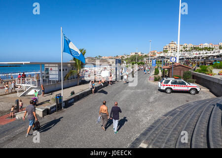 COSTA ADEJE, Tenerife, Espagne-circa 2016, JAN : drapeau bleu indique des normes environnementales et des normes de qualité de l'hôtel Playa Fanabe Beach. Il est situé sur Banque D'Images