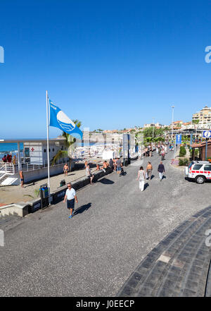 COSTA ADEJE, Tenerife, Espagne-circa 2016, JAN : drapeau bleu indique les normes de qualité en la Playa Fanabe Beach. Il est situé sur le sud de Tenerife Banque D'Images