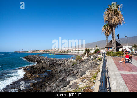COSTA ADEJE, Tenerife, Espagne-circa 2016, JAN : point de vue est sur la promenade avec très belle vue sur l'océan Atlantique. Torviscas et Fanabe sont city r Banque D'Images