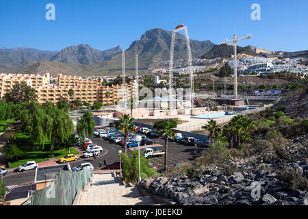 COSTA ADEJE, Tenerife, Espagne-circa 2016, JAN : rues de la région de Costa Adeje avec espace de parking est dans le quartier de ville. Costa Adeje est un l'un de recourir à Banque D'Images