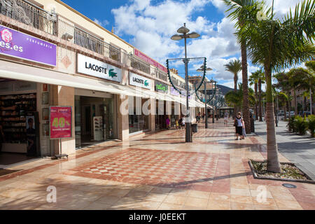 COSTA ADEJE, Tenerife, Espagne-circa 2016 : JAN, magasins et restaurants sont au centre de la ville. Centre commercial avec grandes marques est ouvert pour les visiteurs Banque D'Images