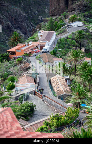 MASCA, Tenerife, Espagne - circa 2016, JAN : petit sentier invisible depuis la rue de Masca village est le début de sentier de randonnée pédestre à la plage par t Banque D'Images