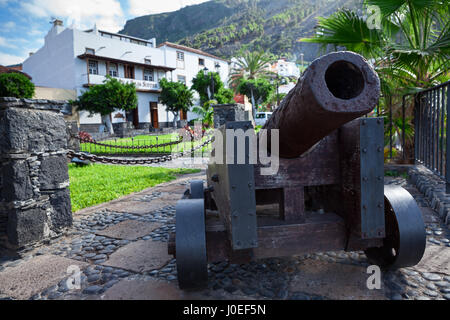 GARACHICO, Tenerife, Canaries, Espagne, circa 2016-JAN : Une ancienne cannon est en face de la forteresse Castillo de San Miguel sur la promenade principale de Garachic Banque D'Images