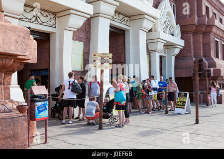 COSTA ADEJE, Tenerife, Espagne - CIRCA JAN 2016 : les touristes sortir du bus et aller à l'entrée du parc aquatique Siam. Service de bus régulier des principales Banque D'Images